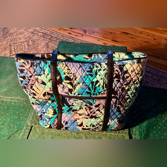 💥Vera Bradley Tote in Camo Floral💥 NWOT - Picture 2 of 9